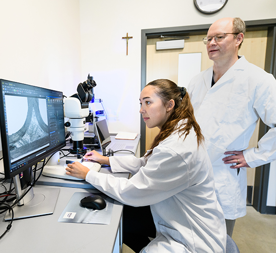 Les étudiants explorent des options durables pour les sièges sur les avions Boeing.